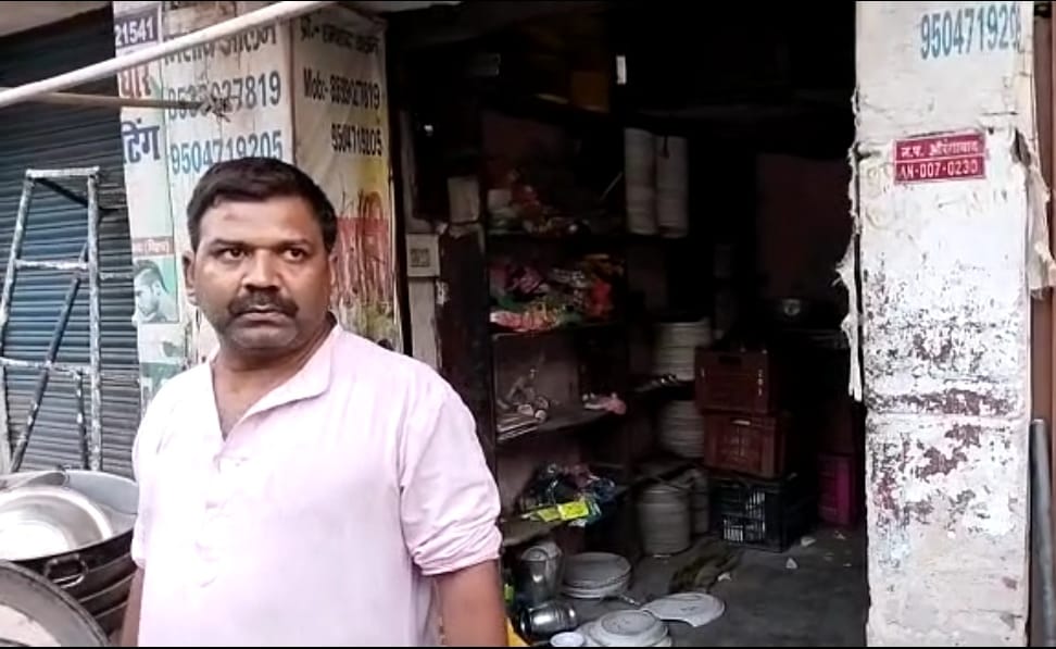 औरंगाबाद जिले के नवाडीह रोड़ में बंद दुकान को तोड़ कर की गई लूट पाट दुकानदार ने बताया मकान मालिक का है हाथ